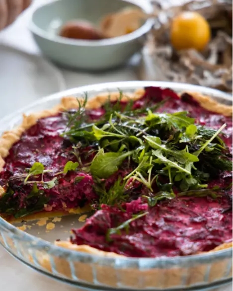 Quiche cu sfeclă, hrean și topping de salată verde