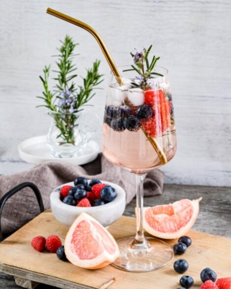 Mocktail cu fructe de pădure și rozmarin
