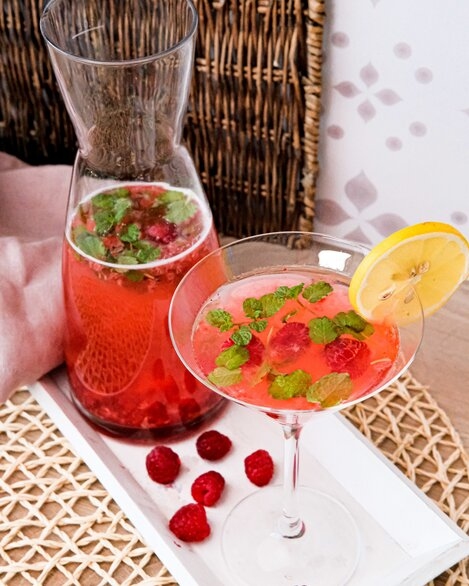 Mocktail floral cu zmeură și „Lili în Roz”