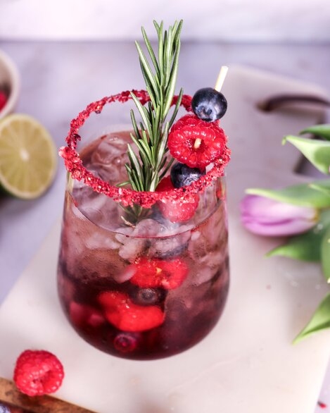 Mocktail însorit cu afine și rozmarin